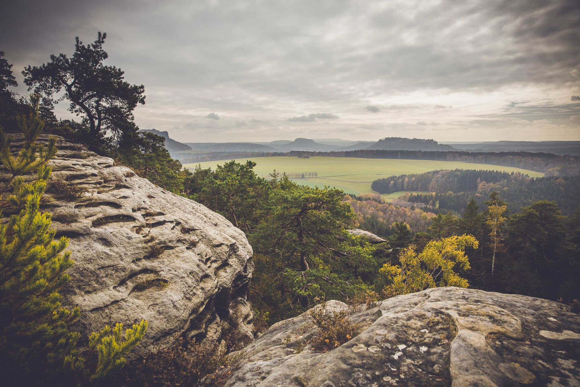 Sandsteinfelsen mit weitem Blick über das Elbtal
