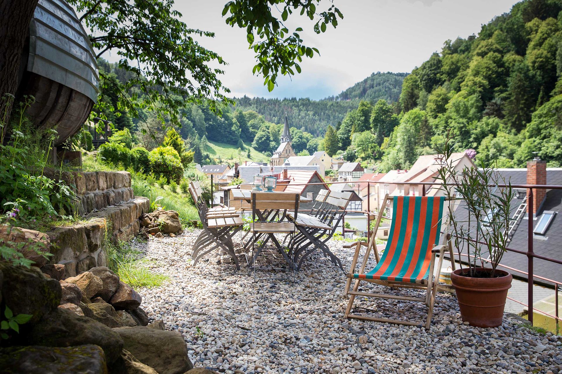 Terrasse am Hang mit Blick über Krippen