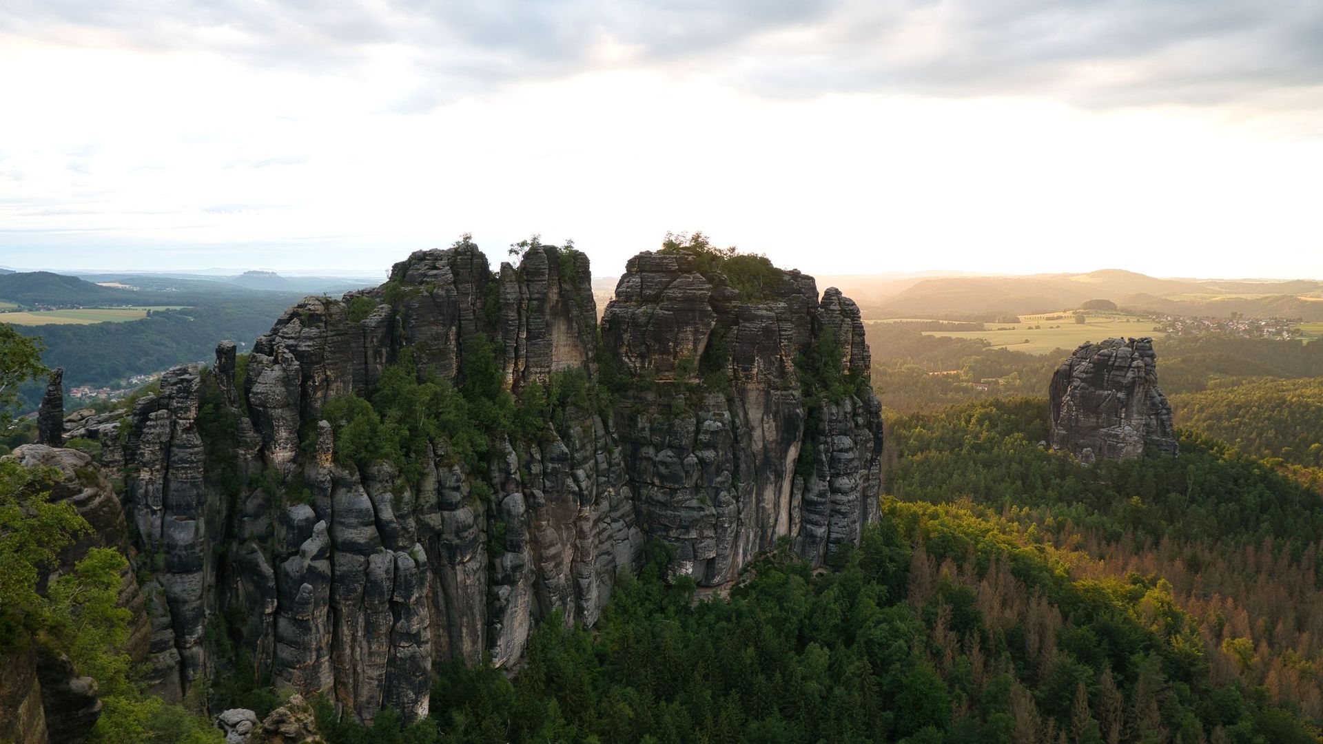 Blick von der Schrammsteinaussicht über die Felsnadeln des Massivs