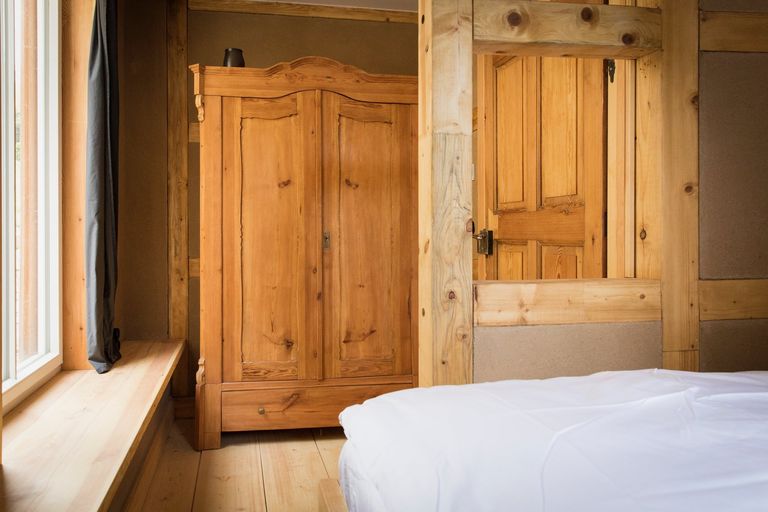 Schlafzimmer mit Bauernschrank